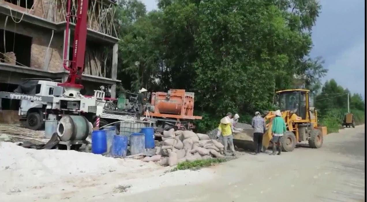 要混凝土泵車定期加注黃(huáng)油